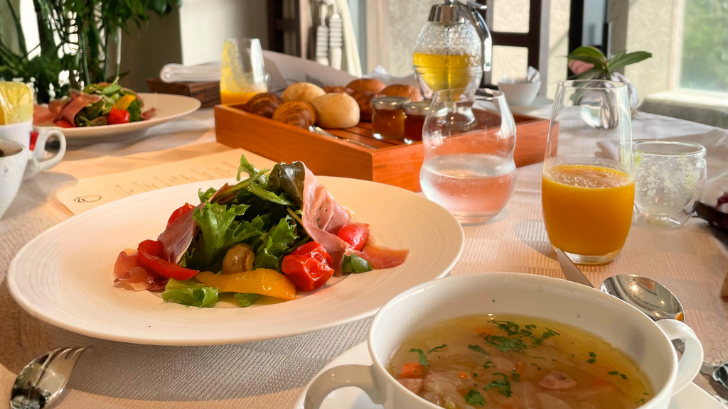 旅先で楽しんだサラダやスープ、パンが並ぶ朝食