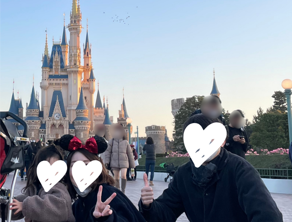 東京ディズニーランドのシンデレラ城前で撮影した家族写真
